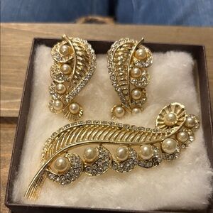 Vintage Signed TC 1950’s Stunning Trifari Crown Gold Tone and Pearl Jewelry Set